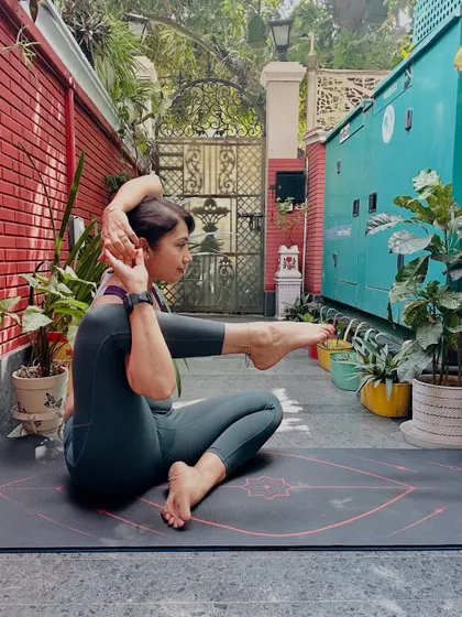 A seated twist and leg extension that challenges flexibility and focus. This pose reminds us that even on a Saturday, one conscious breath or one deep stretch is enough to live the meaning of yoga.