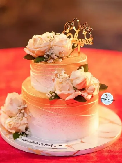 There's something so special about a golden ombre cake. This two-tiered beauty, adorned with fresh white roses, was the perfect centerpiece for a 'Just Engaged' celebration.