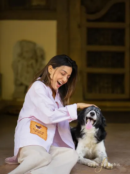 A candid shot of pure joy and laughter. This woman's happy expression as she pets her dog is what my at-home sessions are all about: capturing real emotions and genuine connections.