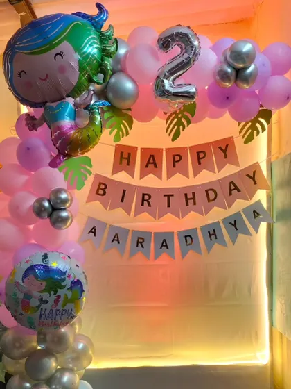 A simple and sweet Mermaid themed decoration for a 2nd birthday at home, with a balloon arrangement and character foil balloon.