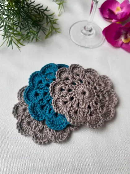 This coaster set shows a lovely color combination of muted grey and a striking teal. I can create sets with one standout color or a mix of your favorite shades.