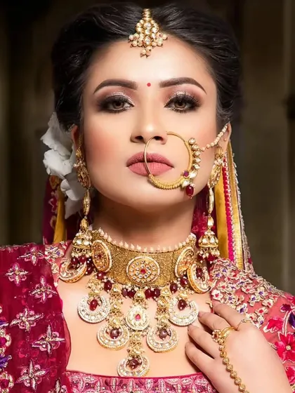 A classic Rajputi-style bridal look with a borla and a heavy choker with red stones. This is perfect for a traditional Rajasthani wedding theme.