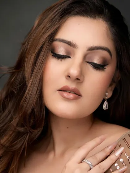 This look is all about perfection. The soft, blended eyeshadow, sharp liner, and flawless skin come together to create a truly captivating and glamorous result.