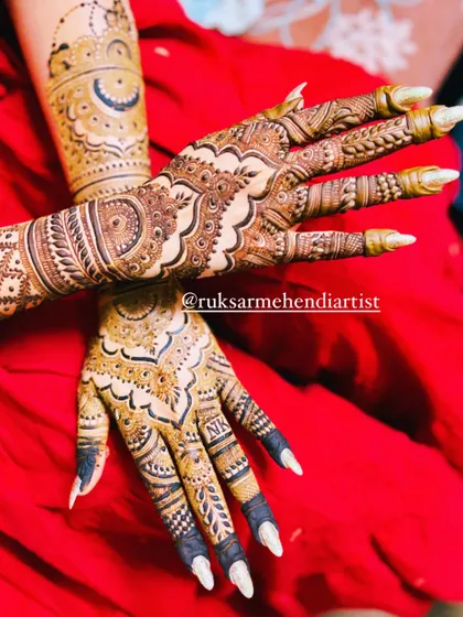 A stunning design featuring a crescent moon and intricate patterns, perfect for a Nikah ceremony.
