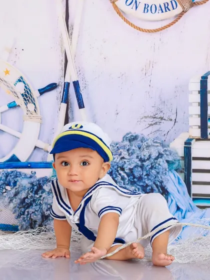 This little sailor is on the move. The set includes a ship's wheel and other nautical details for a complete maritime adventure.