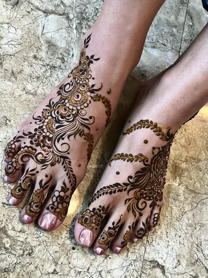 An elegant Arabic-style design for the feet. The pattern flows beautifully along the side of the foot, creating a delicate and modern look that is perfect for any occasion.