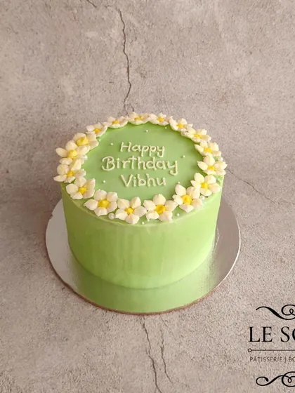 The white flowers look so pretty against the pastel green base of this cake. This half-kg vanilla cake is simple, elegant, and perfect for a minimalist celebration.