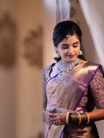 A soft and elegant reception look. The client's diamond jewellery was the star, so we paired it with smoky eyes and a neutral color palette for a sophisticated finish.