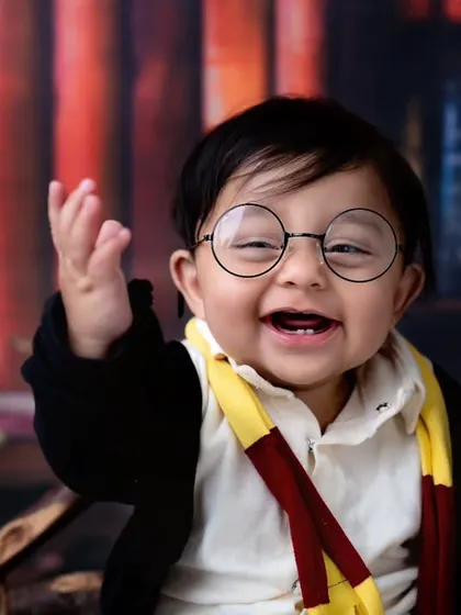 Wingardium Leviosa! I bring fantasies to life with detailed themed shoots like this magical Harry Potter setup. From the sorting hat to the wand, every prop is ready in my studio to create an enchanting experience for your little one.