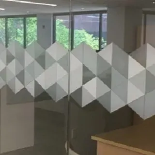A 3D cube-effect geometric pattern on a frosted film. This design creates an optical illusion that adds depth and a futuristic touch to the glass partition.