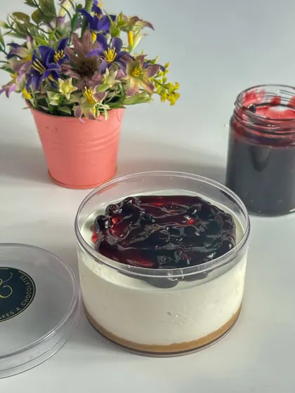 Another shot of the blueberry cheesecake tub, ready for you to dive in. The clear packaging shows off the beautiful layers inside.
