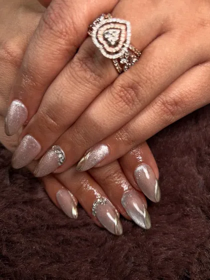 A sophisticated way to wear glitter. This set features a neutral cat-eye base with gold chrome tips and delicate rhinestone accents.