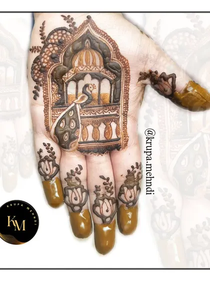 Another look at the minimal peacock design. The fingers are adorned with simple lotus buds, tying the whole look together.