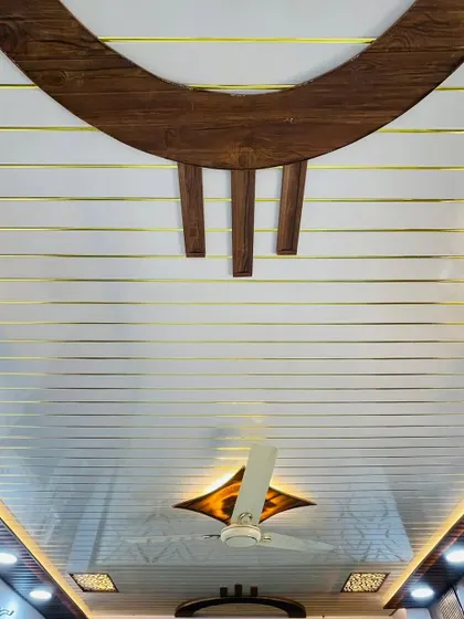 Is design mein humne white panels par golden lines ka pattern diya hai. Yeh ek simple tareeka hai ceiling ko thoda decorative banane ka.