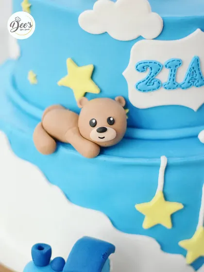 This little sleeping bear is one of my favorite details on this cake.