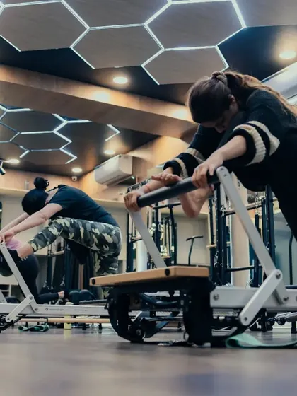 A deep stretch on the Reformer, this lunge variation helps to open up the hips and improve flexibility. Our classes always include movements to lengthen the muscles after strengthening them.
