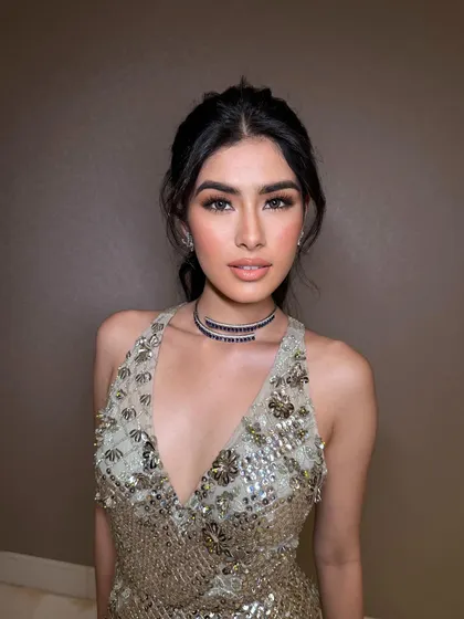 An editorial style with a focus on glowing skin and a glossy lip. This look is perfect for fashion magazines or brand campaigns, and I teach the specific techniques required for this type of photography.
