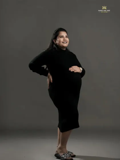 This is a duplicate of image 9. A simple and powerful full-length portrait in our studio, accentuating the silhouette of the mom-to-be.
