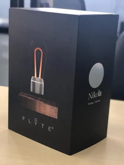 We also offer the Nikola model, which features a unique filament design within the classic bulb shape. The packaging clearly displays the product, promising a unique piece of decor for any tech or design enthusiast.
