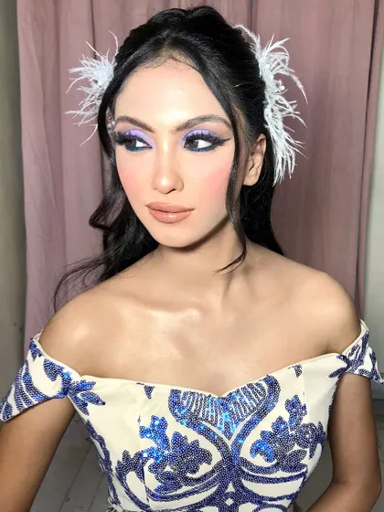 This angle highlights the beautiful blend of colours on the eyelid.