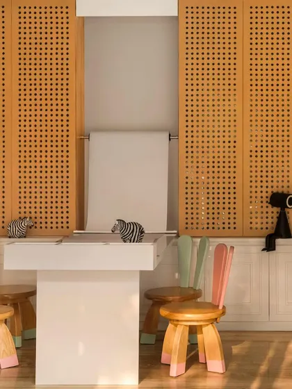 A detail of the children's activity table, with its pastel-colored chairs and miniature zebra figurines. Every element is chosen to spark imagination and make the clinic feel like a welcoming and fun place.