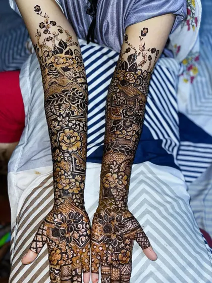 This Nikah bride chose a floral design with a delicate, trailing vine effect at the top of the arm, adding a touch of modern elegance to her traditional look.