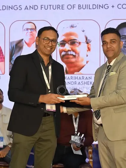 Siddhartha Rao receiving an award at the D-arc Prime Talk event. This recognizes his contribution to the important dialogue on performance-driven, climate-conscious design.