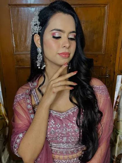 A close-up of the pink and white cut-crease eye makeup, perfect for a daytime event or a sangeet.