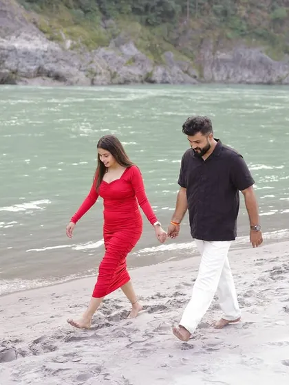 A simple walk along the sandy banks of the Ganges in Rishikesh. I focus on these relaxed, candid moments where couples can just be themselves, creating natural and authentic pre-wedding photos.