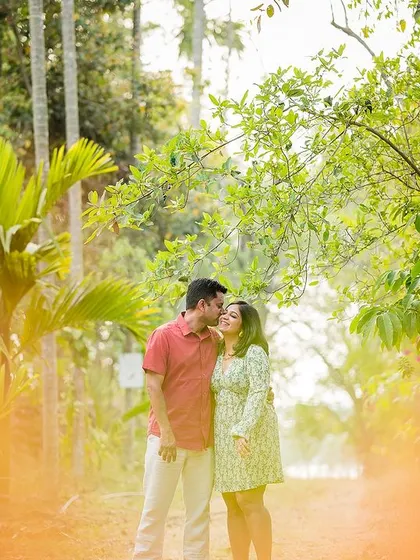 "You are my sunshine." A romantic pre-wedding photo with a beautiful sun flare effect, highlighting the warmth and love between the couple.