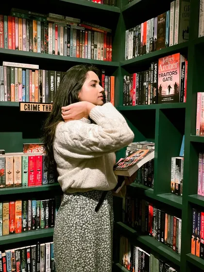 Caught in my element, browsing the crime thriller section at Kunzum bookstore. It's such a cozy and inspiring place to spend an afternoon.