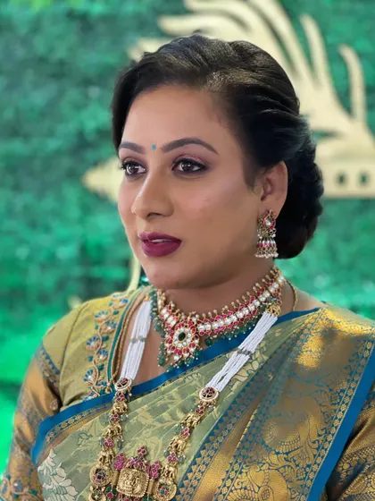 Another angle of this classic guest makeup look.
