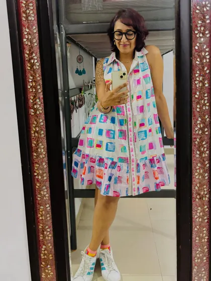 A happy mirror selfie in my colorful weekend dress.