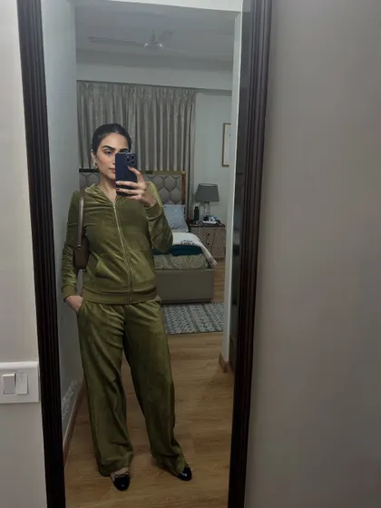 Another comfy tracksuit look, this time in an olive green. Perfect for running errands or a relaxed day at home.
