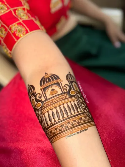 The rich stain of the palace arm band. The contrast between the dark and light areas is just beautiful.