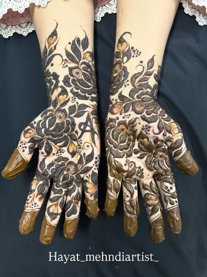 I love how this bold Gulf-style floral design makes a statement. The dark fill work makes the flowers pop, and adding a personal touch with an initial makes it extra special for my client.