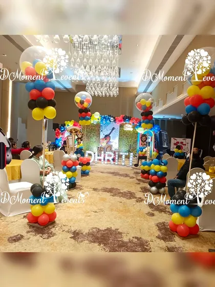 The music theme is carried throughout the venue with tall balloon pillars topped with clear balloons filled with confetti, resembling musical notes.