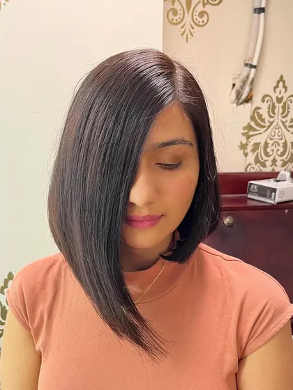 Taking asymmetry to new lengths with this dramatic angled bob for Monica.