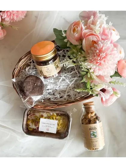 Our Go-to Basket is the perfect little surprise to say "thank you" or "thinking of you". It's packed with a hand-picked selection of gourmet goodies, including a mini loaf, cookies, and granola.