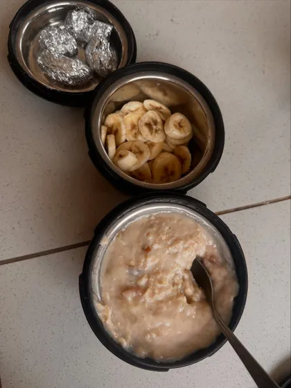 A typical packed lunch on the Speed Slim plan. This tiffin contains a balanced meal of oats, banana, and other nutritious items to keep you fueled on the go.