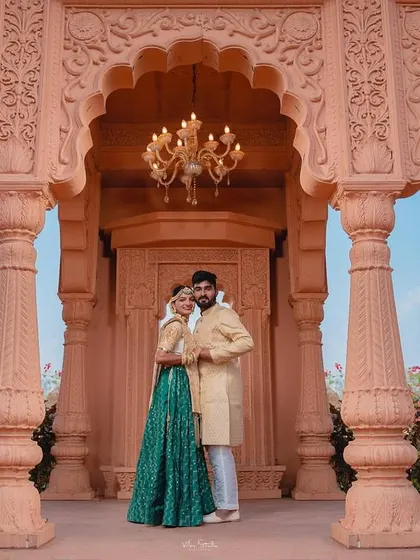 A classic portrait framed by the magnificent arches of the palace. The symmetry and grandeur of the location make for a truly stunning and formal pre-wedding photograph.