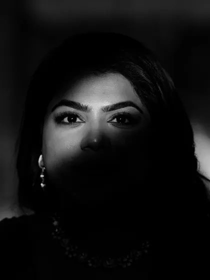 An intense and artistic close-up of the bride's eyes, with half her face in shadow. A powerful and captivating portrait.