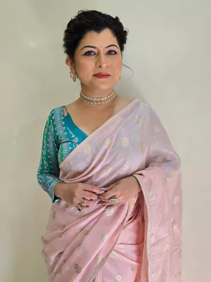 A poised and elegant shot. The soft pink and turquoise colors are beautifully balanced with the neutral, sophisticated makeup.