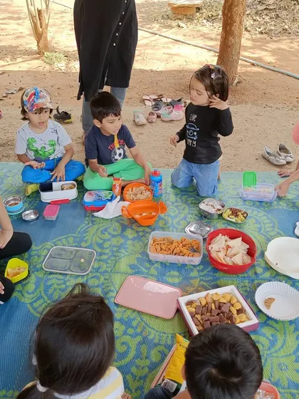 A community snack time during our farm visit. Sharing food and experiences in the fresh air is a simple pleasure that strengthens bonds between the children.