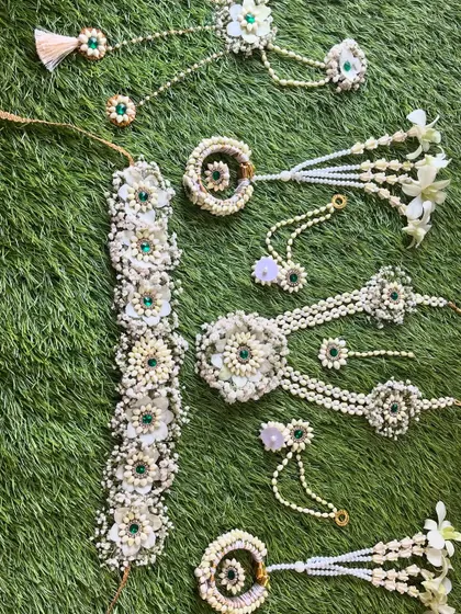 Another angle of the white and green dohale jevan set, showing the beautiful arrangement of each piece.