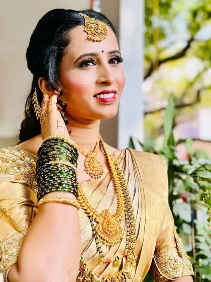 My beautiful bride Chitra, ready for her reception. This look is a perfect example of how to pair makeup with heavy traditional jewelry.