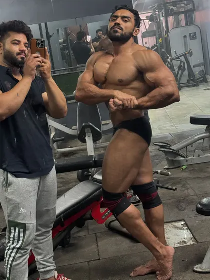 Current update. Posing in the gym, showing my condition.