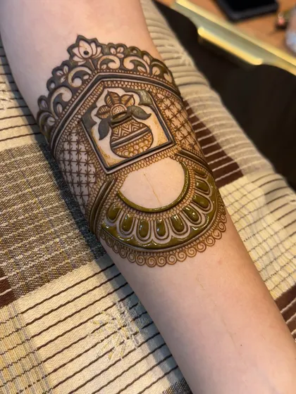 The first stage of the arm band design, focusing on the central 'kalash' motif. This shows how we build up complex designs from a simple, clean outline.