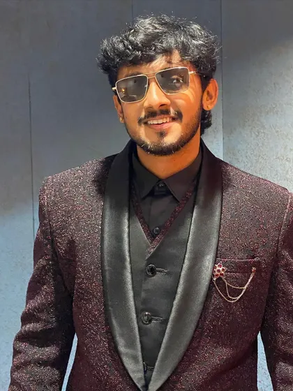 A closer look at the maroon jacquard suit. The texture and sheen of the fabric give it a premium feel, perfect for red carpet events.