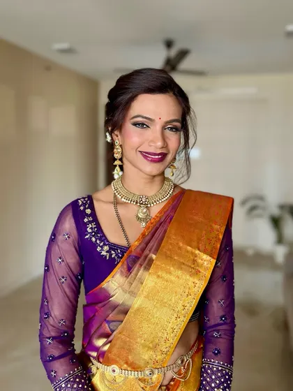 For this gorgeous South Indian inspired look, I paired a shimmering eyeshadow with a bold berry lip. The skin is kept radiant to beautifully complement the vibrant colors of the traditional silk saree.
